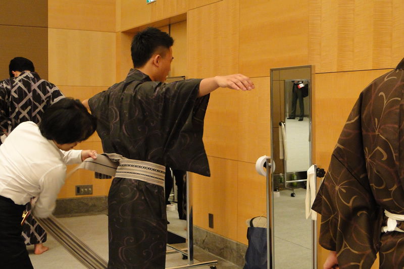 東京都市大学の留学生らが浴衣を着付け「渋谷夏祭り2015」で国際交流