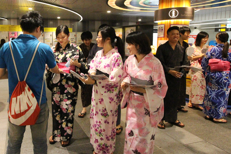 東京都市大学の留学生らが浴衣を着付け「渋谷夏祭り2015」で国際交流