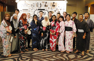 渋谷夏祭り2015に参加したマレーシア工科大学マレーシア日本国際工科院の学生と東京都市大学の留学生ら