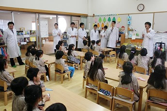 東京都市大学二子幼稚園　　東京都市大学等々力中学校・高等学校の教員と理科部の生徒を講師に迎え「科学体験教室」を開催